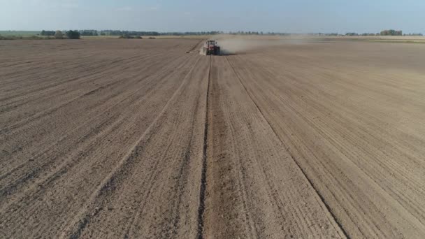 Vidék Mezőgazdasági Traktorok Szántják Földet Területen Por Területen Kilátás Magasból — Stock videók