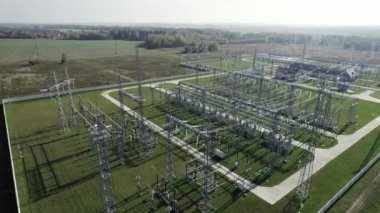 Güç ve enerji, elektrik nakli, büyük enerji santrali, kablolu çelik kulelerin yüksekliğinden görüş, hava manzarası..