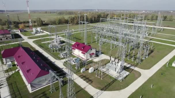 Devasa Bir Elektrik Santrali Elektrik Nakli Kablolu Çelik Kulelerin Yüksekliğinden — Stok video