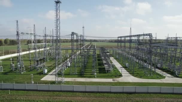 运输电力 大型电站 从钢塔的高度看钢丝 空中看 — 图库视频影像