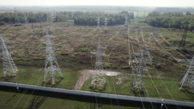 Elektrik nakli, büyük elektrik santrali, kablolu çelik kulelerin yüksekliğinden manzara, tarlaların havadan görüntüsü..