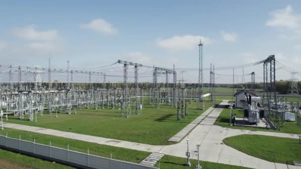 电力和能源 电力运输 大型电站 钢塔高耸的钢丝 空中景观 — 图库视频影像