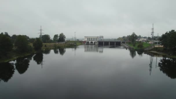 Pequeña Central Eléctrica Río Vista Desde Altura Del Sistema Presa — Vídeo de stock