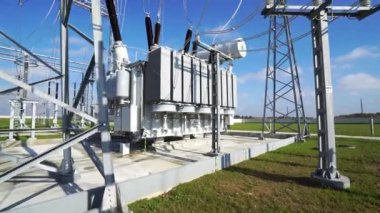 Elektrik hattı endüstriyel görünümü, elektrik iletim hattı transformatörlere bakış, enerji dönüşümü ve ulaşım elektriği süreci..