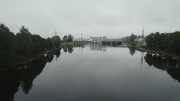 Εναλλακτική Ενέργεια Υδροηλεκτρικός Σταθμός Στο Ποτάμι Θέα Από Ύψος Του — Αρχείο Βίντεο