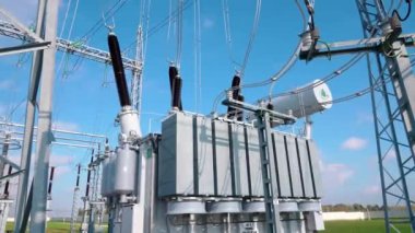 Elektrik hattı endüstriyel görünümü, elektrik iletim hattı transformatörlere bakış, enerji dönüşümü ve ulaşım elektriği süreci..