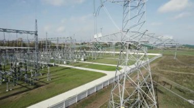 Güç ve enerji, elektrik nakli, büyük enerji santrali, kablolu çelik kulelerin yüksekliğinden görüş, hava manzarası..