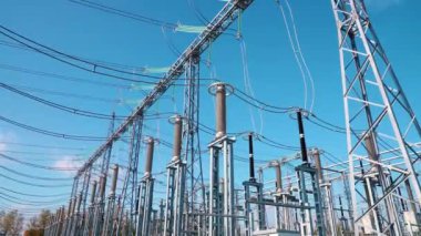 Elektrik hattı endüstriyel görünümü, elektrik iletimi hattı, kablolu çelik kulelerin manzarası, enerji dönüşümü ve ulaşım elektriği süreci..