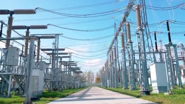 电力线工业观 输电线路 钢塔钢丝观 能源转化过程及运输电 — 图库视频影像