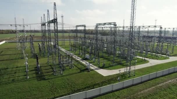 电力运输 大型电站 从钢塔的高度看钢丝 空中看 — 图库视频影像