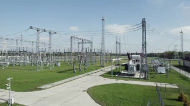 Güç ve enerji, elektrik nakli, büyük enerji santrali, kablolu çelik kulelerin yüksekliğinden görüş, hava manzarası..