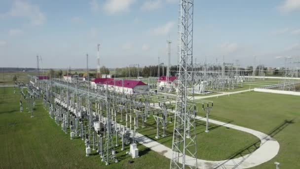 大型电站 电力输送 钢塔高耸 架空观景 — 图库视频影像