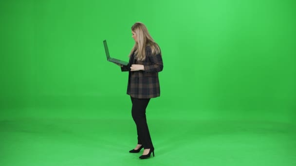 Kvinna Användare Skriva Och Använder Laptop Språng Chef Grön Bakgrund — Stockvideo