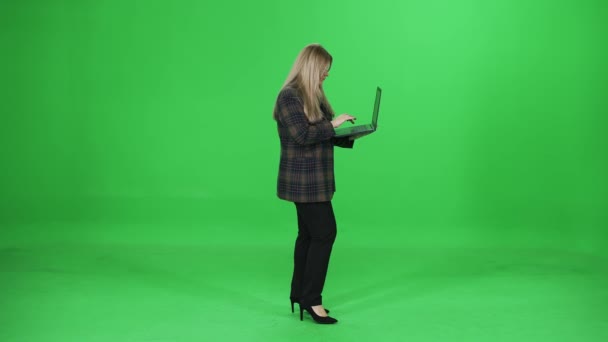 Kvinna Användare Skriva Och Använder Laptop Språng Chef Grön Bakgrund — Stockvideo