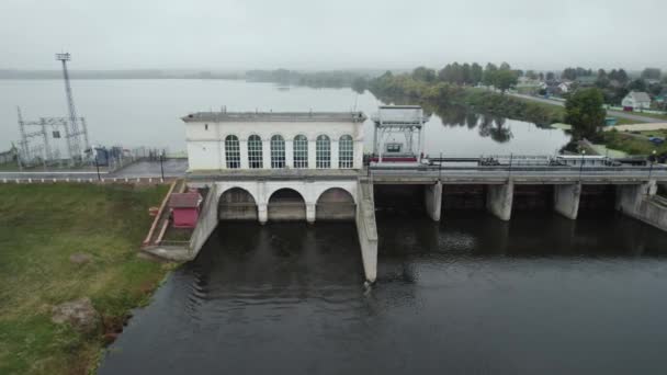 替代能源 河流上的水电站 大坝系统的高度 能源提取 — 图库视频影像