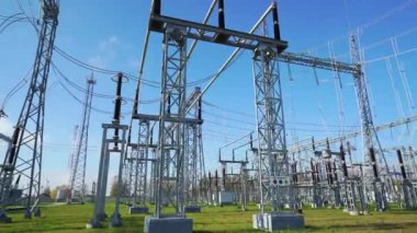 El bilgisayarı, güç ve enerji, elektrik taşımacılığı, büyük bir güç istasyonu, kablolu çelik kulelerin manzarası..