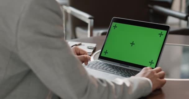 Widok Pierwszej Osoby Biznesmen Pracujący Laptopie Zielonym Ekranem Współpracownik Szablon — Wideo stockowe