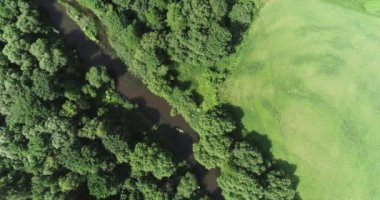 Yeşil gezegen, yüksek bir yerden kano manzarası, ormanda bir nehirde yüzen kaşifler, dinginlik ve sükunet, ekoloji.