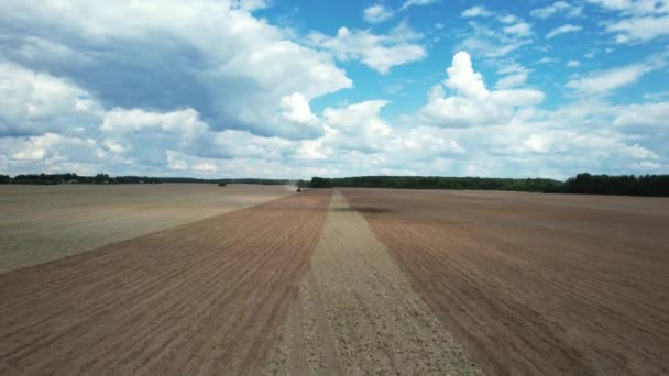 Paysage Rural Agriculture Tracteur Agricole Labourer Terre Dans Les Champs — Video
