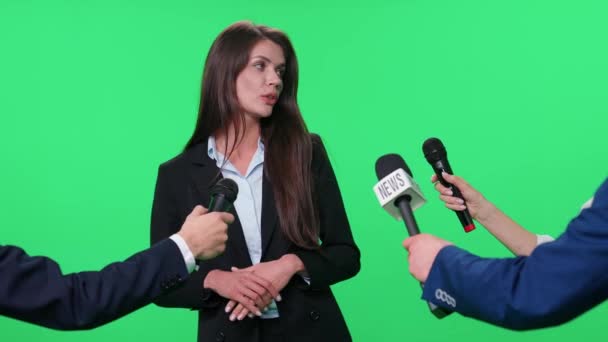 Elegancka Kobieta Udziela Wywiadu Dziennikarzom Kaukaska Polityk Rozmawia Prasą Chromakey — Wideo stockowe
