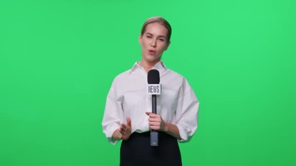Femme Journaliste Costume Regarde Dans Caméra Parle Dans Microphone Sur — Video