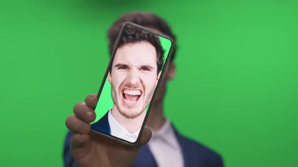 Showman Terno Segurando Mostrando Smartphone Com Uma Foto Mesmo Modelo — Vídeo de Stock