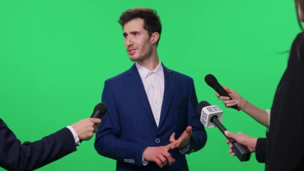 Spotkanie Prasą Mężczyzna Garniturze Udziela Wywiadu Dziennikarzom Młody Biznesmen Rozmawia — Wideo stockowe