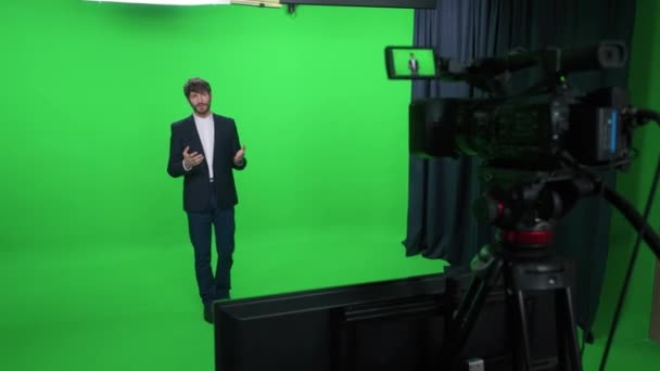Backstage Nachrichtensprecher Bei Der Arbeit Männerreporter Blickt Die Kamera Und — Stockvideo