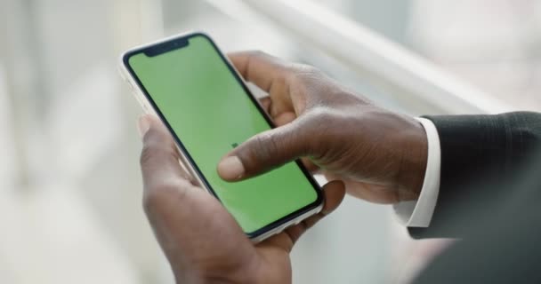 第一人称视角 深色皮肤的男人使用带有绿色屏幕的智能手机 彩色键模板 商人在忙着工作 — 图库视频影像