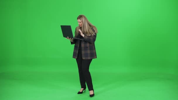 Kvinna Skriva Och Använder Laptop Språng Chef Grön Bakgrund Gör — Stockvideo