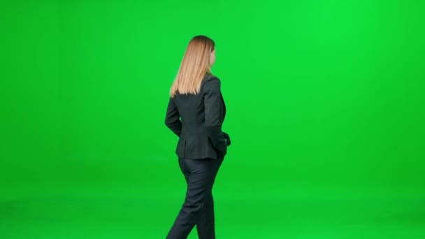 Affärskvinna Kostym Går Ner Gatan Grön Bakgrund Förbipasserande Promenad Kroma — Stockvideo