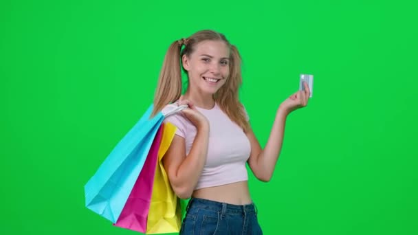 Ung Kvinna Vit Shirt Gör Framgångsrika Inköp Med Kreditkort Snygg — Stockvideo