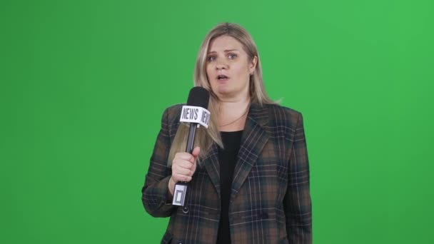 Kvinna Reporter Kostym Tittar Kameran Och Talar Mikrofon Grön Bakgrund — Stockvideo