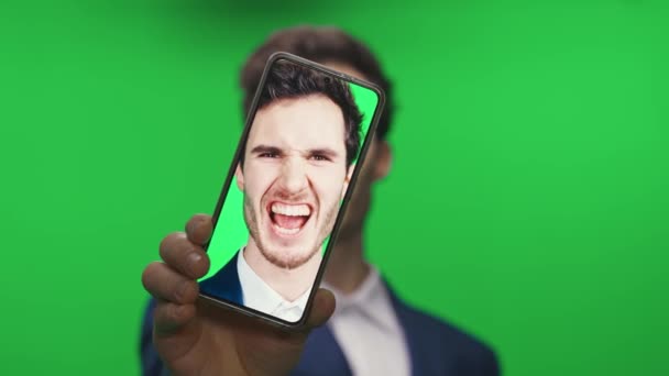Showman Terno Segurando Mostrando Uma Tela Smartphone Com Uma Foto — Vídeo de Stock