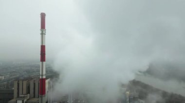 Kömürden, termal santralden, sisteki boruların yüksekliğinden, çevresel sorunlardan, hava görüntüsünden enerji çekiliyor..