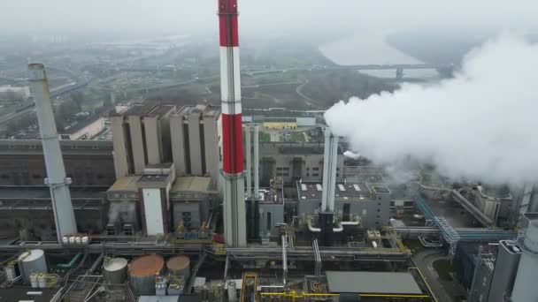 环境问题 从煤炭中提取能源 地面电站 从烟雾中的管子高度看问题 空中看问题 — 图库视频影像