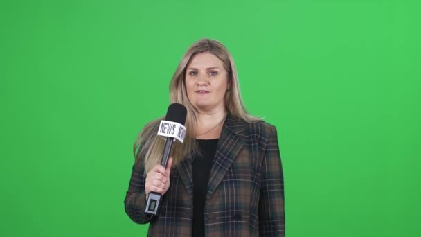 Kvinna Kostym Tittar Kameran Och Talar Mikrofon Grön Bakgrund Mall — Stockvideo