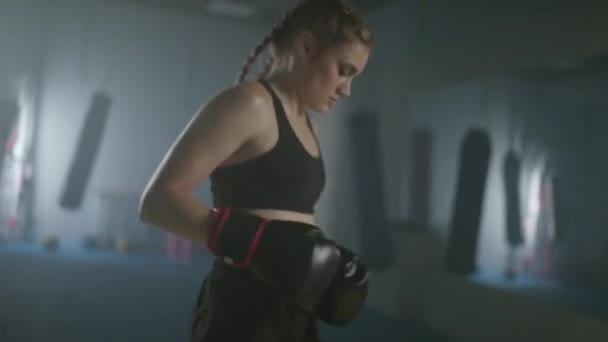 Kadın Dövüşçü Isınıyor Yumruklarını Eğitiyor Boks Salonunda Antrenman Günü — Stok video
