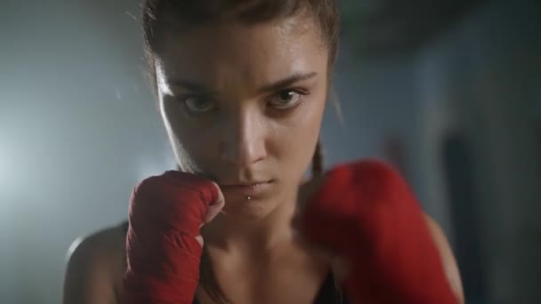 Poder Mulher Lutadora Jovem Está Uma Posição Combate Olha Para — Vídeo de Stock