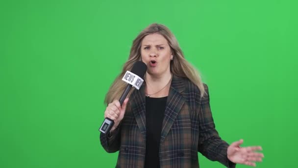 Windy Väder Kvinna Reporter Kostym Tittar Kameran Och Talar Mikrofon — Stockvideo