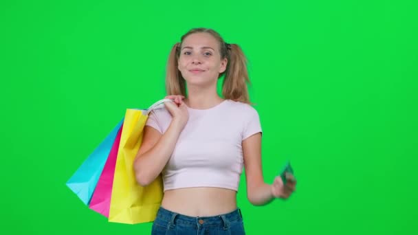 Shopping Vacker Kvinna Vit Shirt Gör Framgångsrika Inköp Med Kreditkort — Stockvideo