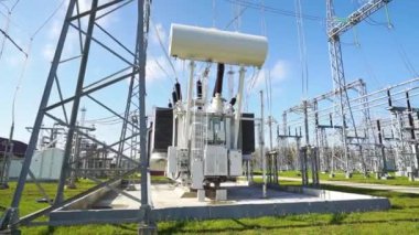 Belarus, Minsk - 6 Ekim 2022: Elektrik hattı endüstriyel görüşü, elektrik iletimleri hattı, trafo görüşü, enerji dönüşümü ve ulaşım elektriği süreci.
