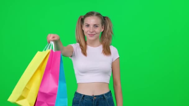 Winkelen Mooie Vrouw Een Wit Shirt Maakt Succesvolle Aankopen Een — Stockvideo