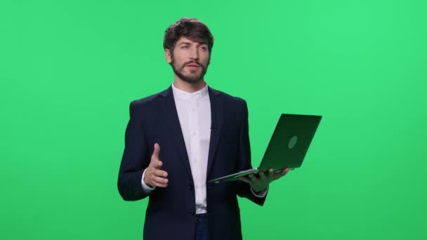 Mladý Podnikatel Mluví Publiku Přednáší Pomocí Notebooku Muž Mluví Investorům — Stock video