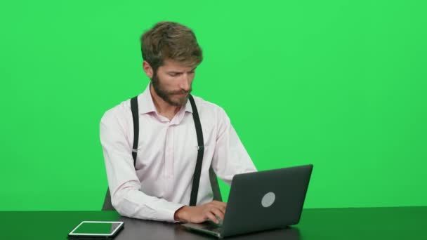 记者在笔记本电脑上工作 坐在办公桌前 绿色背景 观看演播室的电视新闻 彩色键模板 — 图库视频影像