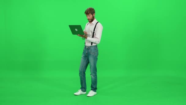 Журналист Работает Ноутбуке Печатает Использует Ноутбук Ходу Зеленый Фон Шаблон — стоковое видео
