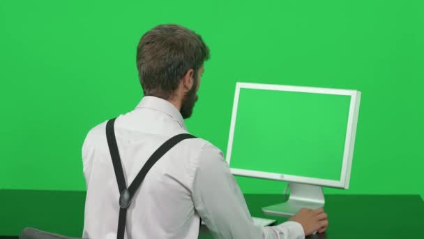 Konzentrierte Journalistin Die Arbeitet Während Sie Schreibtisch Sitzt Grüner Hintergrund — Stockvideo