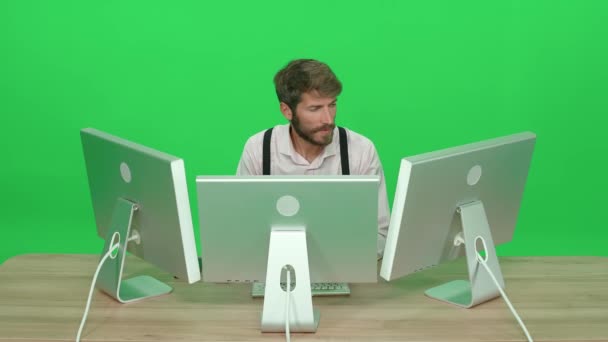 Konzentrierter Softwareentwickler Der Arbeitet Während Schreibtisch Sitzt Grüner Hintergrund Ein — Stockvideo