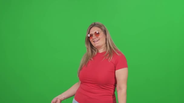 Einkaufen Frau Roten Shirt Kauft Erfolgreich Mit Kreditkarte Ein Ein — Stockvideo