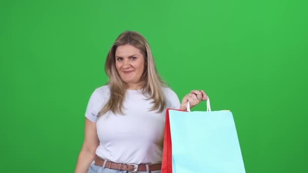 Shopping Kvinna Vit Skjorta Gör Framgångsrika Inköp Med Kreditkort Storlek — Stockvideo